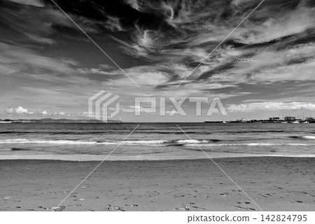 江之島,片瀨東濱海灘,湘南港燈塔和美麗的捲雲(單色) 江之島,片瀨東濱海灘,湘南港燈塔和美麗的捲雲(單色) 142824795