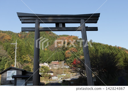 伊娑神社巨大的鳥居,如同畫框一般,環繞著房屋和山脈。 伊娑神社巨大的鳥居,如同畫框一般,環繞著房屋和山脈。 142824867