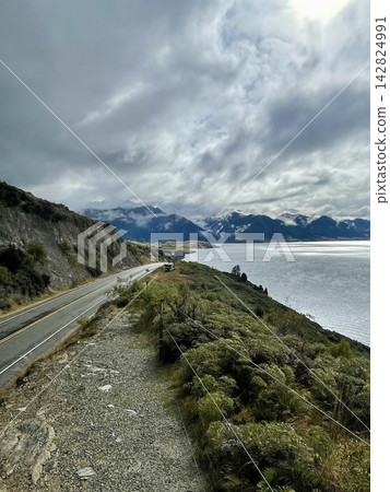 一條沿著湖泊而建的沿海公路和一條相鄰的步道。 一條沿著湖泊而建的沿海公路和一條相鄰的步道。 142824991