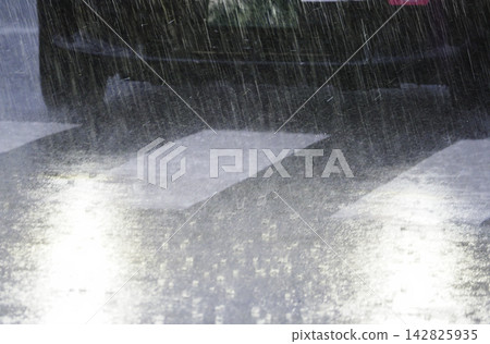 大雨 142825935