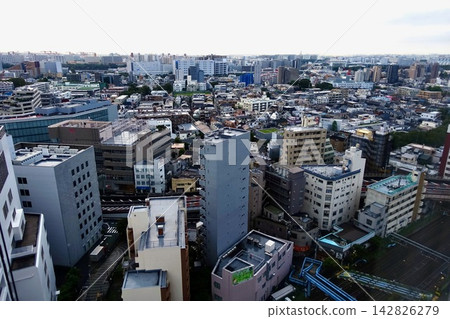 東京大井町的城市景觀和摩天大樓一直延伸到地平線。 東京大井町的城市景觀和摩天大樓一直延伸到地平線。 142826279