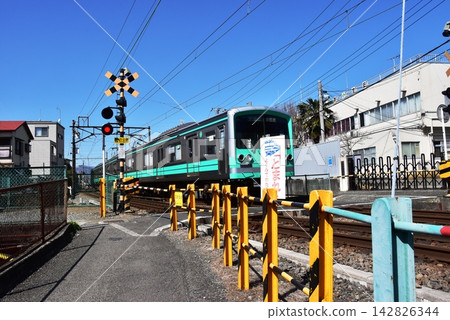 南足柄市:一列開往小田原站的大遊山線列車經過沼田平交道。 南足柄市:一列開往小田原站的大遊山線列車經過沼田平交道。 142826344