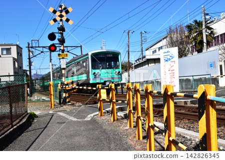 南足柄市:一列開往小田原站的大遊山線列車經過沼田平交道。 南足柄市:一列開往小田原站的大遊山線列車經過沼田平交道。 142826345