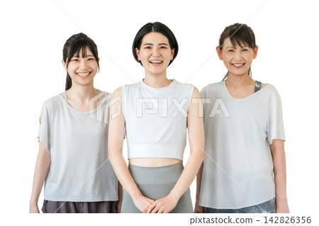 身著運動服在健身房訓練的女性 142826356