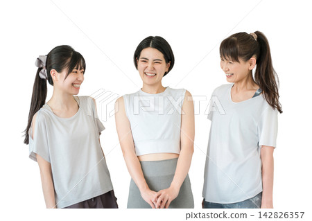 身著運動服在健身房訓練的女性 142826357