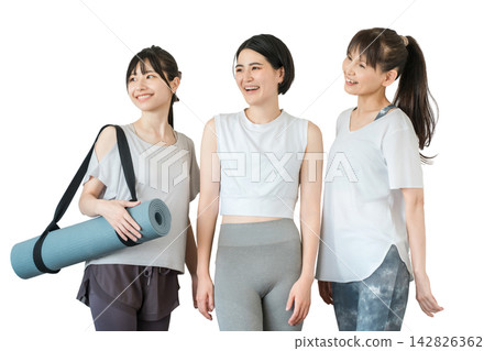 女性在健身房穿著瑜珈服訓練(瑜珈、熱瑜珈、運動) 女性在健身房穿著瑜珈服訓練(瑜珈、熱瑜珈、運動) 142826362