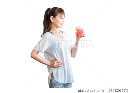 Middle-aged Asian woman in sportswear drinking vegetable juice (beauty, nutrition, diet, beautiful skin) Middle-aged Asian woman in sportswear drinking vegetable juice (beauty, nutrition, diet, beautiful skin) 142826373