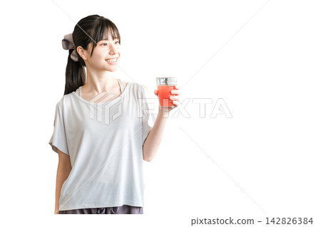Young Asian woman in sportswear drinking vegetable juice (improving constipation, preventing swelling, intestinal environment) Young Asian woman in sportswear drinking vegetable juice (improving constipation, preventing swelling, intestinal environment) 142826384