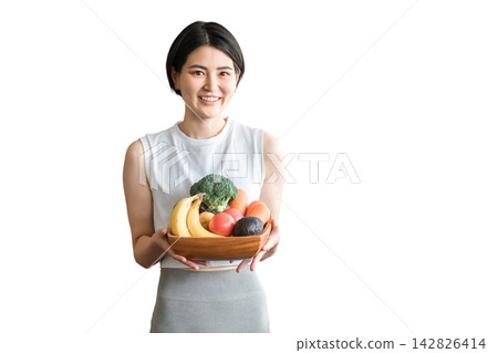 A young Asian woman in sportswear holding vegetables (vegetable deficiency, nutritional balance, green and yellow vegetables) A young Asian woman in sportswear holding vegetables (vegetable deficiency, nutritional balance, green and yellow vegetables) 142826414