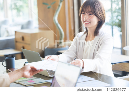 Business woman working in the office Business woman working in the office 142826677