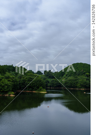 雲層間的藍天和湖面倒映著天空;布野水壩;35毫米;頂部留有空白區域;豎構圖;沒有輸電塔;適合B0海報。 雲層間的藍天和湖面倒映著天空;布野水壩;35毫米;頂部留有空白區域;豎構圖;沒有輸電塔;適合B0海報。 142826786