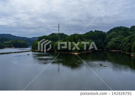 電力線橫跨對岸和寬闊的湖面;努諾梅水壩;35毫米;頂部留白;橫向構圖;中心是輸電塔;適合B0海報。 電力線橫跨對岸和寬闊的湖面;努諾梅水壩;35毫米;頂部留白;橫向構圖;中心是輸電塔;適合B0海報。 142826791