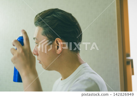 A man in his 40s who uses hairspray A man in his 40s who uses hairspray 142826949