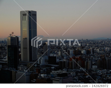 西新宿的摩天大樓和東京西部的城市景觀沐浴在初冬的陽光下。 西新宿的摩天大樓和東京西部的城市景觀沐浴在初冬的陽光下。 142826972