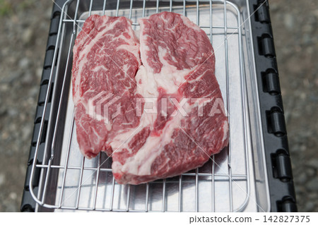 [Preparing to grill steaks on the Nakatsugawa riverbank] 142827375