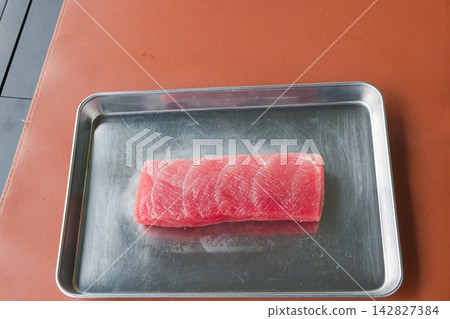[Preparing to cut aged tuna on the Nakatsugawa riverbed] 142827384