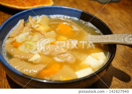 一道用內臟、豆腐、白蘿蔔和胡蘿蔔燉煮的豐盛暖胃的燉菜。 一道用內臟、豆腐、白蘿蔔和胡蘿蔔燉煮的豐盛暖胃的燉菜。 142827940