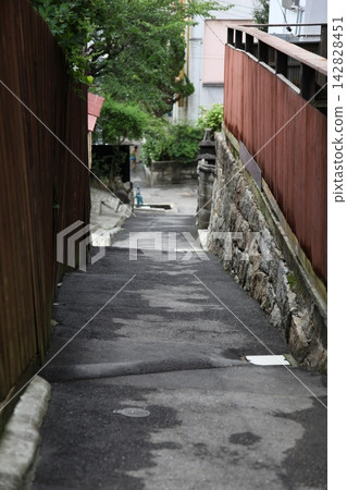 Narrow back alley 142828451