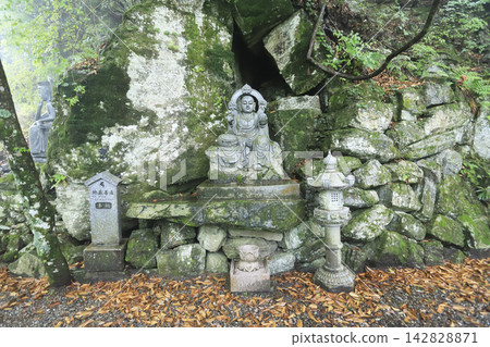 The twelfth temple on the pilgrimage route, Marozan Shōjuin Shōzanji, features a Jizo Bodhisattva statue beside the path leading to the temple gate. 142828871