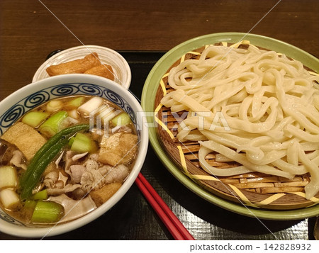 Enjoy a set meal of Fuji spring water pork soba and inari sushi at Shime Soba Ebisu near Mishima Station. 142828932