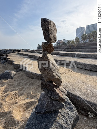 Stones piled up on the beach and sand | A landscape in harmony with nature Stones piled up on the beach and sand | A landscape in harmony with nature 142829054