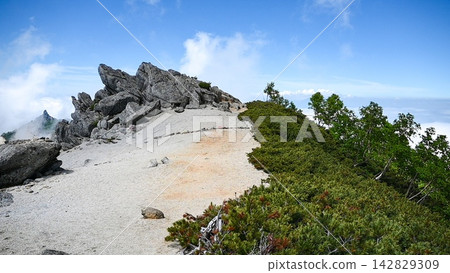 後王三山山脊線的壯麗景色盡收眼底 後王三山山脊線的壯麗景色盡收眼底 142829309