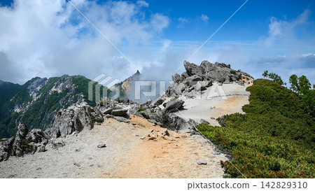 夏季的侯王三山山脊線 夏季的侯王三山山脊線 142829310