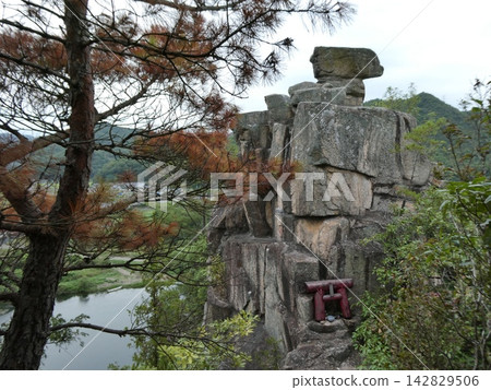 石田神社的神聖岩石 石田神社的神聖岩石 142829506