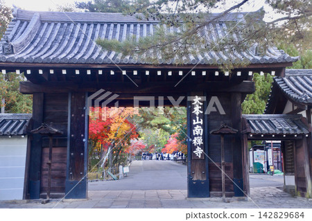 Nanzenji Temple's main gate in autumn (Sakyo Ward, Kyoto) Nanzenji Temple's main gate in autumn (Sakyo Ward, Kyoto) 142829684
