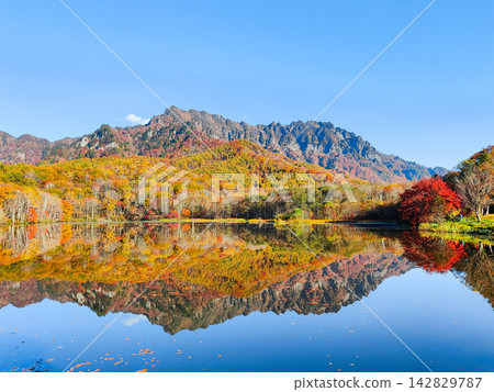 Kagamiike和Togakure山(秋天) Kagamiike和Togakure山(秋天) 142829787