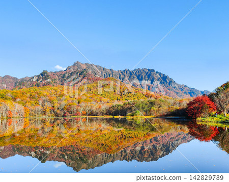 Kagamiike和Togakure山(秋天) Kagamiike和Togakure山(秋天) 142829789