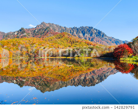 Kagamiike and Mt. Togakushi (Autumn) Kagamiike and Mt. Togakushi (Autumn) 142829791