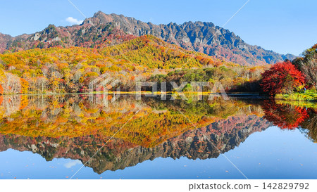 Kagamiike和Togakure山(秋天) Kagamiike和Togakure山(秋天) 142829792