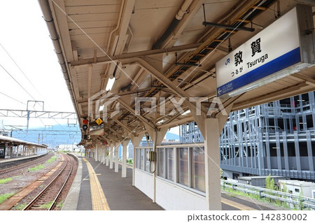 Platform at Tsuruga Station on the JR Obama Line (1-chome, Tetsurin-cho, Tsuruga City, Fukui Prefecture) Platform at Tsuruga Station on the JR Obama Line (1-chome, Tetsurin-cho, Tsuruga City, Fukui Prefecture) 142830002