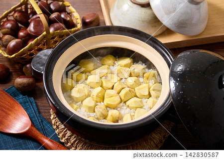 Chestnut rice cooked in a clay pot Chestnut rice cooked in a clay pot 142830587