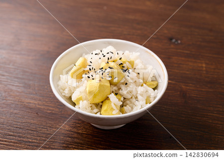 栗子飯放在碗裡 栗子飯放在碗裡 142830694