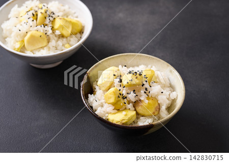 栗子飯放在碗裡 142830715