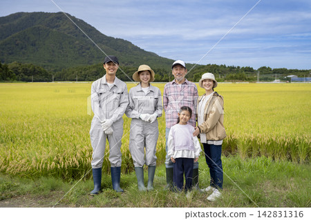 在稻田裡，一位面帶微笑的三代稻農正值收割季節。 142831316