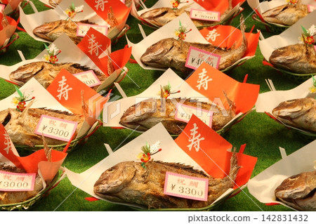 年末購物,吉祥的烤鯛魚排起了長隊。 年末購物,吉祥的烤鯛魚排起了長隊。 142831432