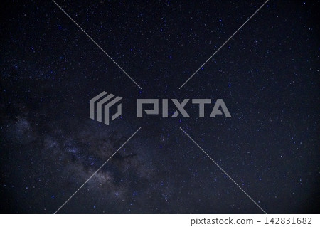 繁星點點的夜空,銀河橫貫其上。 繁星點點的夜空,銀河橫貫其上。 142831682