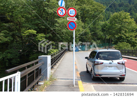 秋川谷：一輛被遺棄在落合橋上的租賃車輛 142831694
