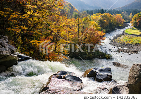 Autumn, Hotai Falls, the waterfall's drop-off point and Hotai Park, Akita Prefecture Autumn, Hotai Falls, the waterfall's drop-off point and Hotai Park, Akita Prefecture 142832365
