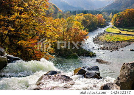 Autumn, Hotai Falls, the waterfall's drop-off point and Hotai Park, Akita Prefecture Autumn, Hotai Falls, the waterfall's drop-off point and Hotai Park, Akita Prefecture 142832377