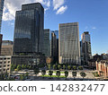 The skyscrapers of Marunouchi and the station square at Tokyo Station stand out against the blue sky. 142832477