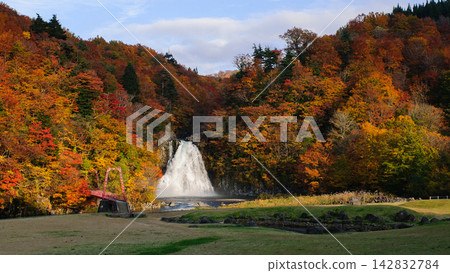 Autumn, Hotai Falls illuminated by the setting sun, a magnificent waterfall, Akita Prefecture. Autumn, Hotai Falls illuminated by the setting sun, a magnificent waterfall, Akita Prefecture. 142832784