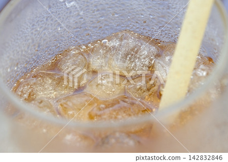 飲料中漂浮的冰塊特寫 飲料中漂浮的冰塊特寫 142832846