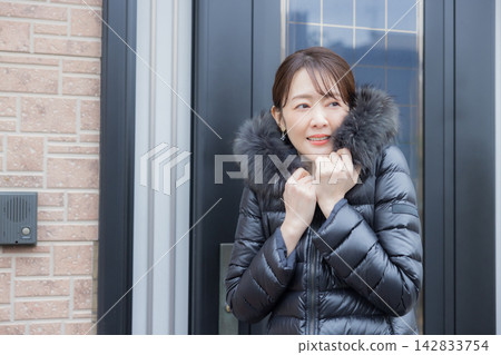 一個面色冷漠的女人打開了前門。 一個面色冷漠的女人打開了前門。 142833754