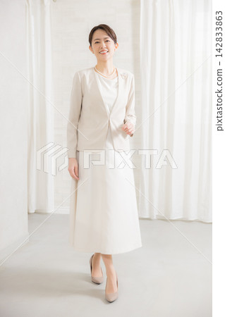 一位身著正式西裝的女士 一位身著正式西裝的女士 142833863