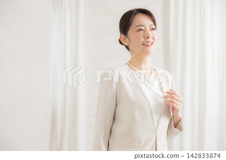一位身著正式西裝的女士 一位身著正式西裝的女士 142833874