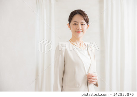 一位身著正式西裝的女士 一位身著正式西裝的女士 142833876